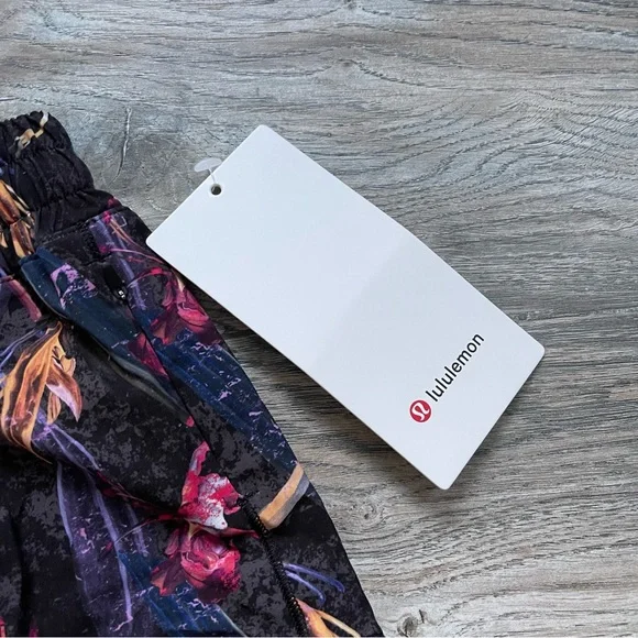 Lululemon Black Watercolor Hotty Hot Lululemon Shorts size 8 Women New with Tags - Picture 5 of 15